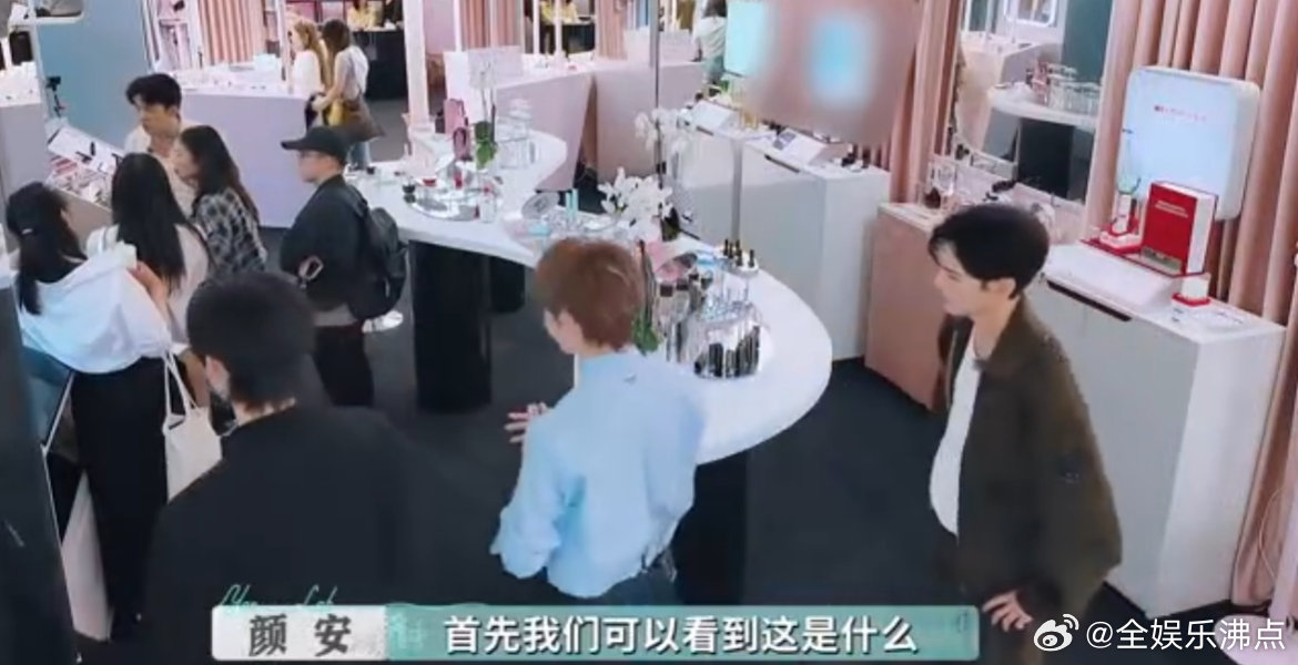 颜安疑似给田嘉瑞炫耀的一集颜安带田嘉瑞巡店，每个展柜都像在喊'看我们多抢手'，这