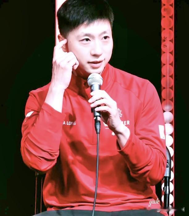 看见一条八卦，
有人突然问“马龙”，
你的偶像是谁？
“马龙”连犹豫都没有犹豫…