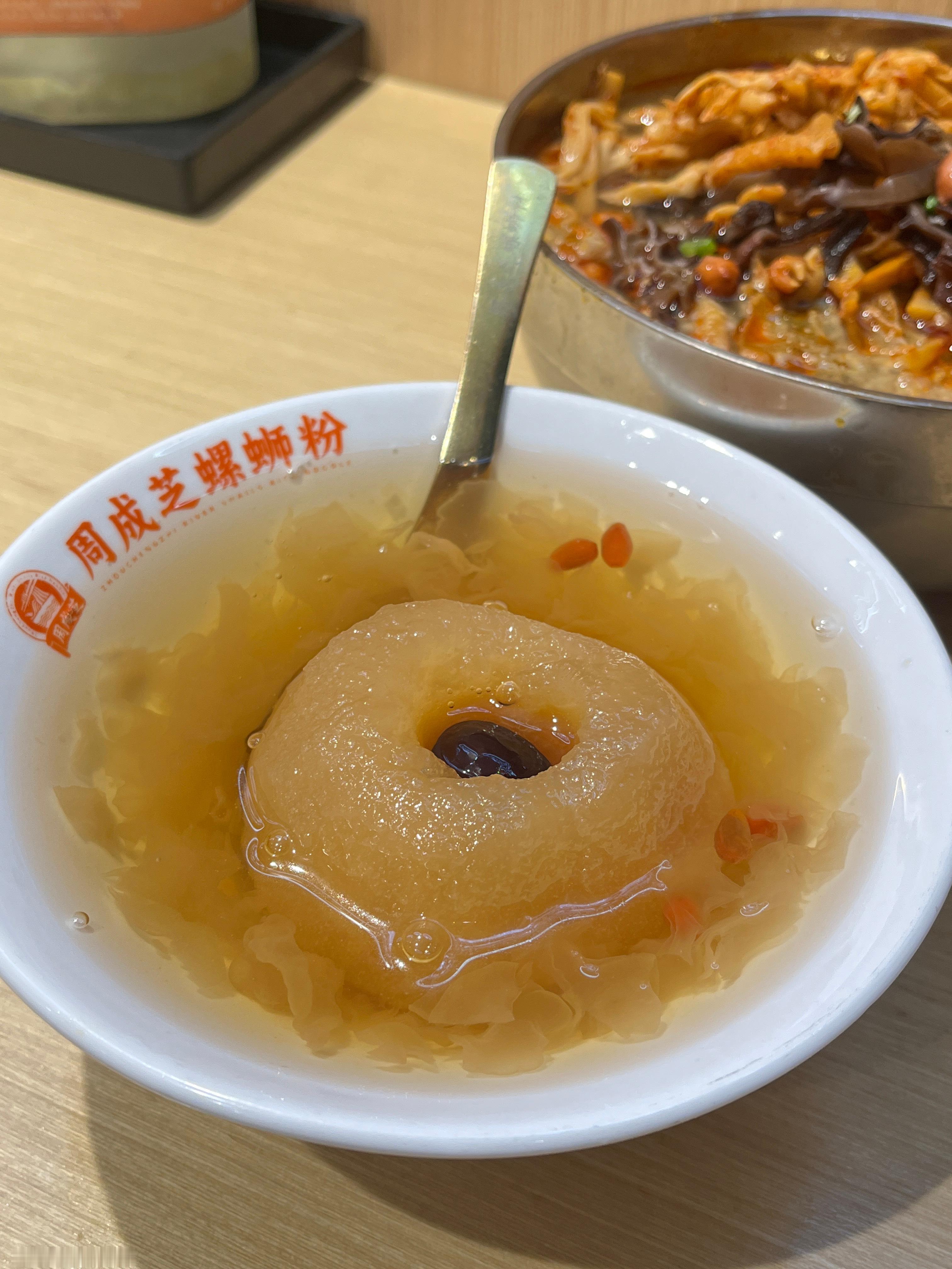 又来吃周成芝螺蛳粉啦！要的微辣的原味螺蛳粉，这家店的￼腐竹  会特别多而且特别大