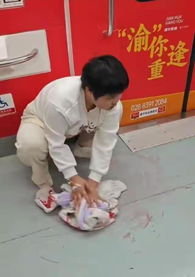22岁女孩胡心瑶在重庆地铁突发吐血，强忍不适仍用外套擦净地板，善良之举温暖全网。