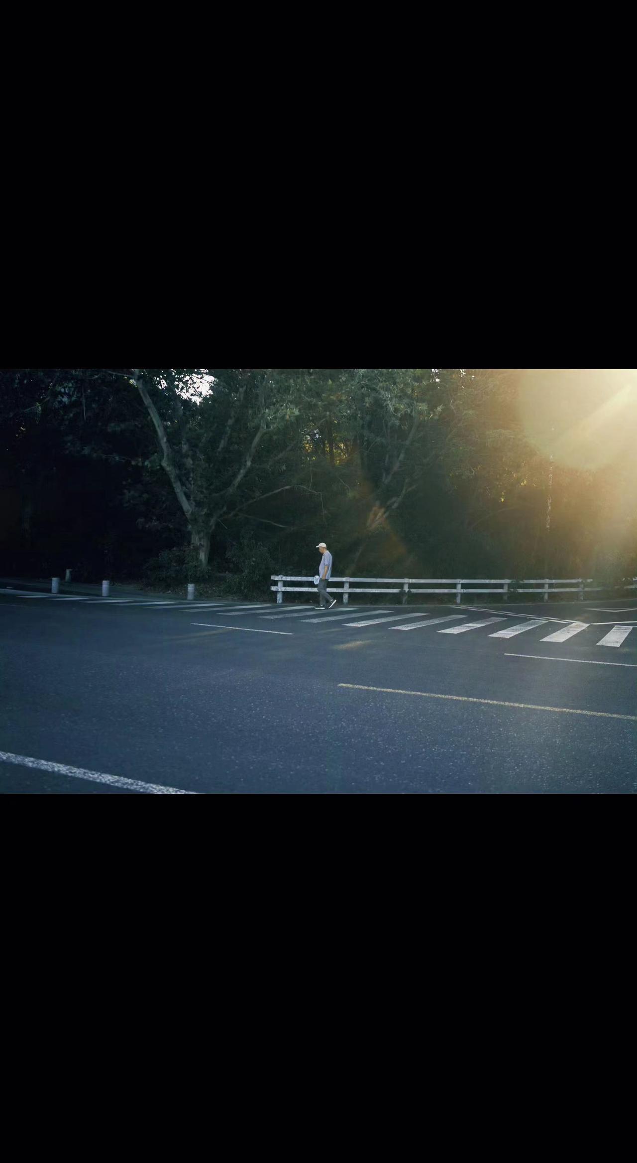 🌅光影把路铺成金色绸缎，孤独是散步者的勋章。每个人都是自己宇宙的独行客✨