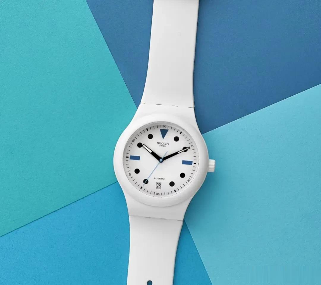 斯沃琪SISTEM51夏季版白色干净整洁
 采用了Hodinkee 去年秋天发布