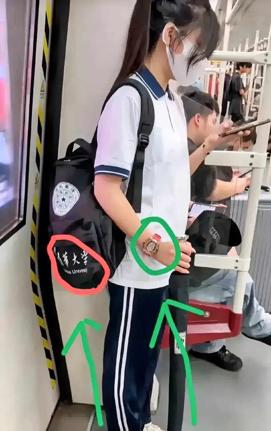 有的人一辈子都在去罗马的路上，而有的人一出生就在罗马。这个坐地铁的姑娘，戴着查理