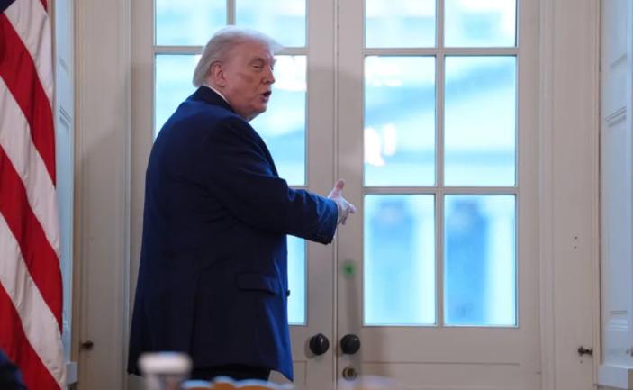 特朗普召来西方石油巨头，商谈如何瓜分委内瑞拉石油。

动完手没几天，特朗普就在白