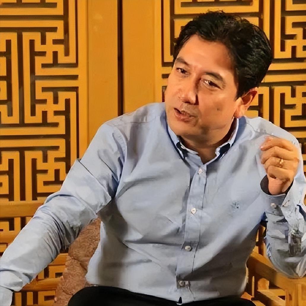 主持人，朱军说，我同事水均益，非常勇敢，去外国前线报道，穿着防弹服，戴着钢盔，镇