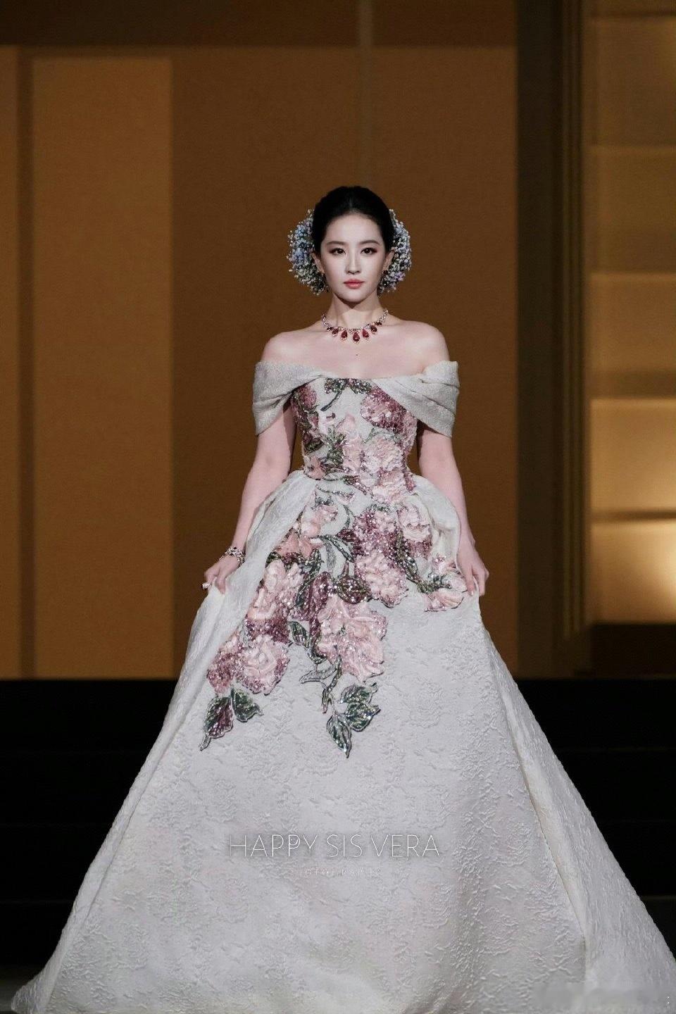 刘亦菲李宇春红毯C位我现在就知道想法:老婆，你什么时候进组！刘亦菲[超话] ​​