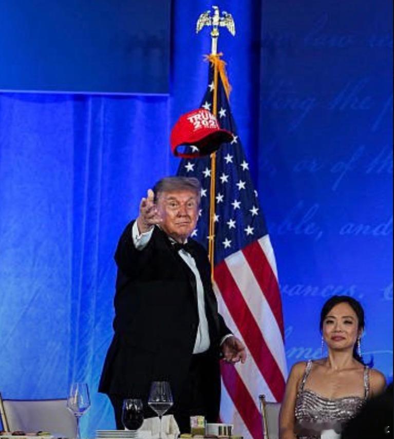 【黄金时代】当着反川美女头目记者，川普将2028帽子抛向空中！ 
