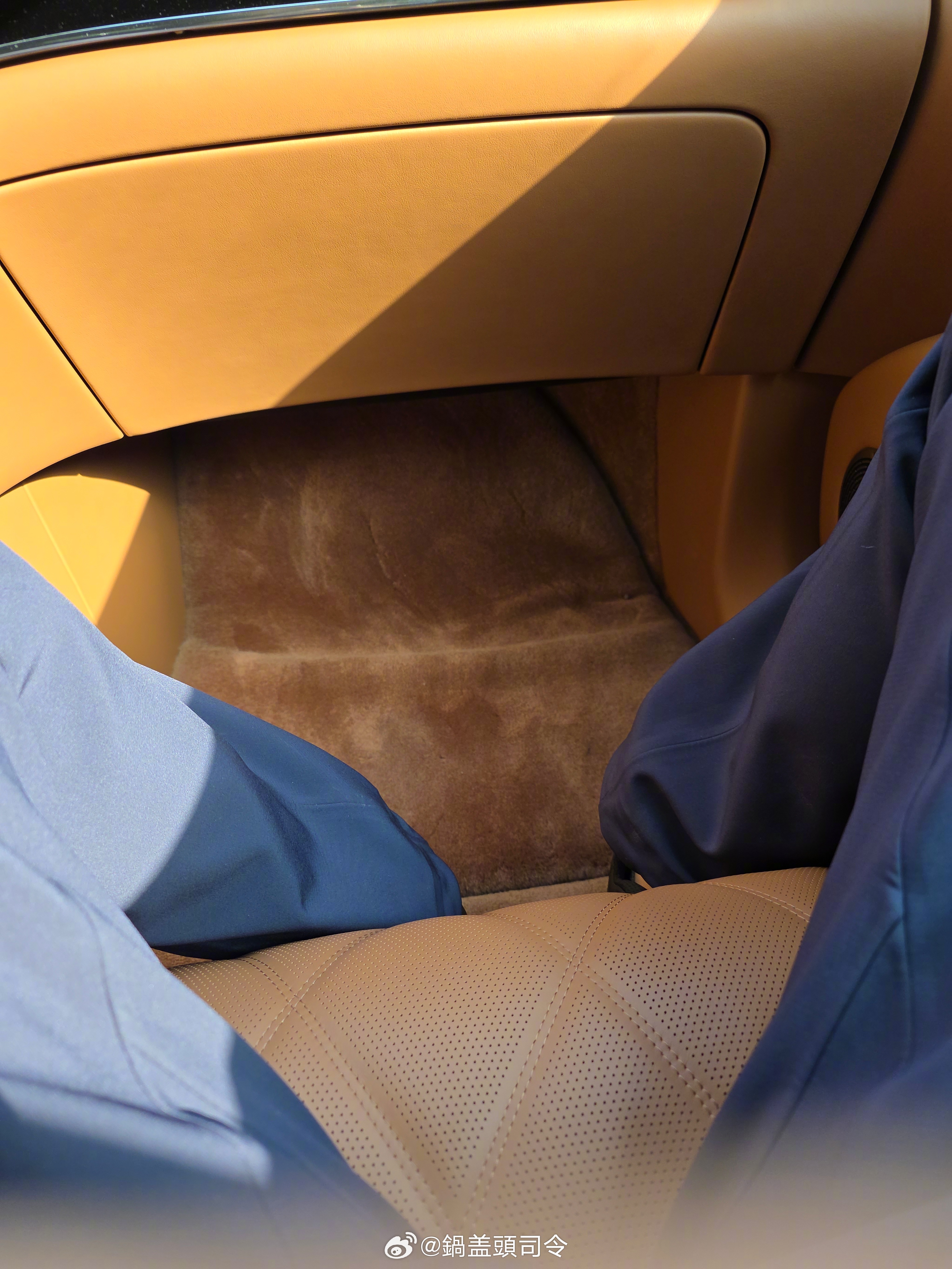 尊界S800这个车绝对豪华，前排都是地毯，我都不忍心踩。昨天同事拉着我出去喝羊汤