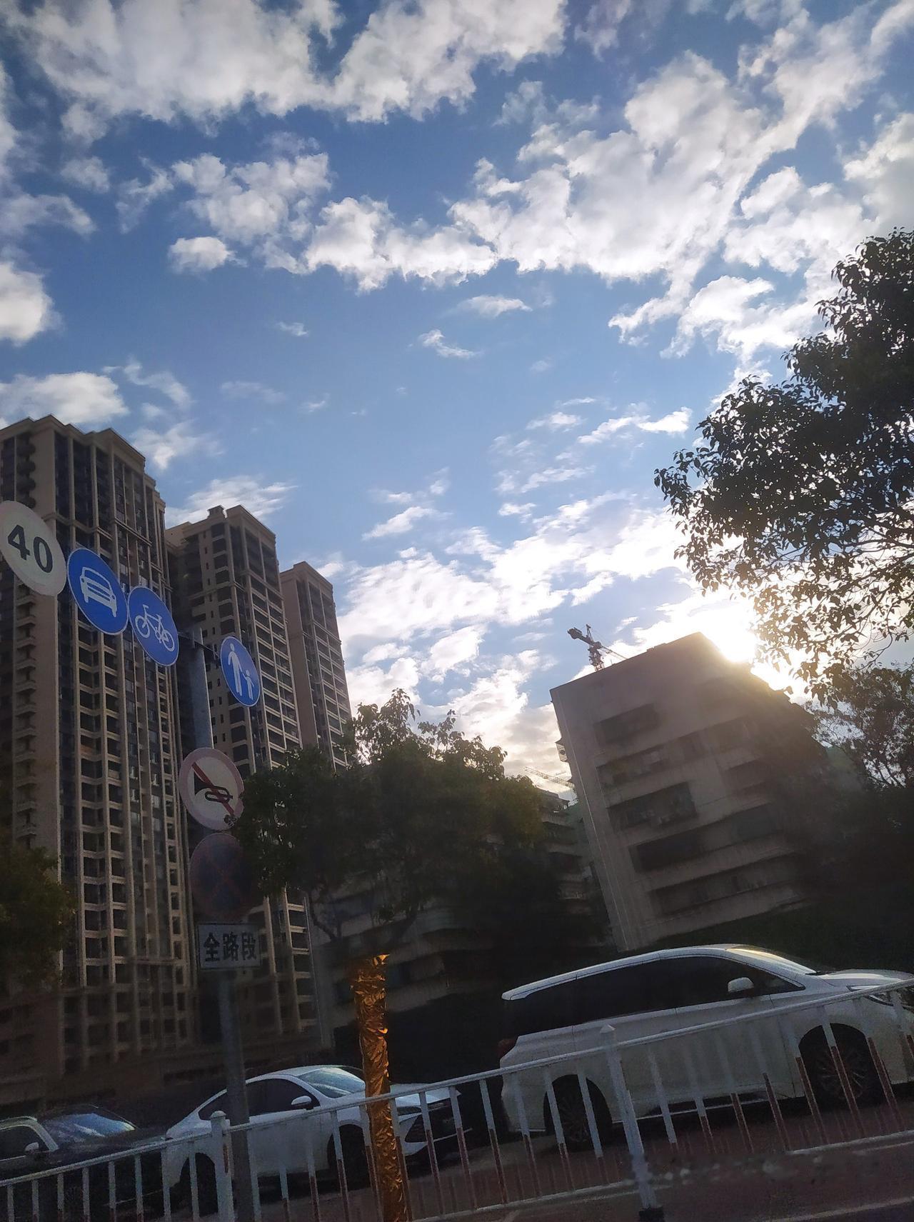 阳光明媚天好蓝
手机里没有期待的对白
云朵堆成蓬松的小团子
飘在前方眨眼
 
我