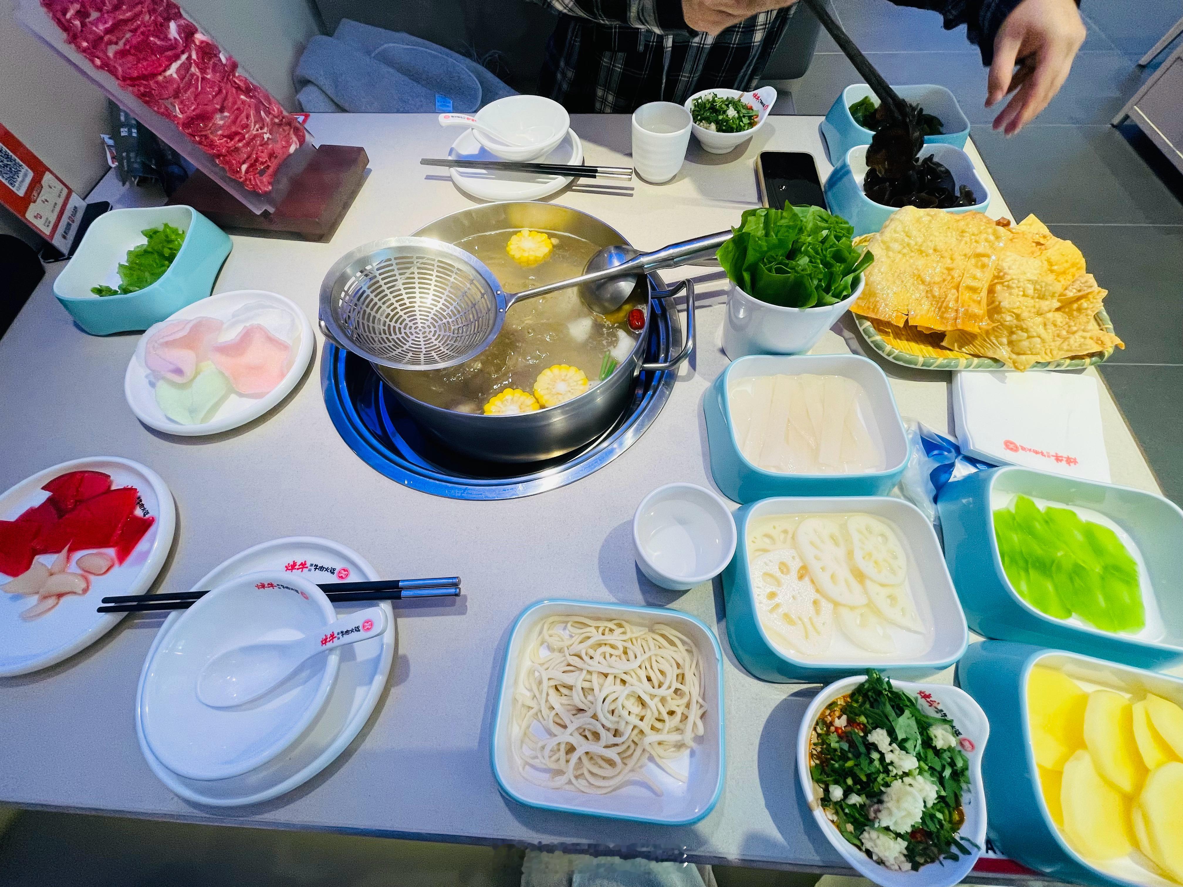 冬天了，吃顿涮火锅吧，咕咚咕咚冒泡，烟火气才是生活的本色。图1我们今天吃的火锅 