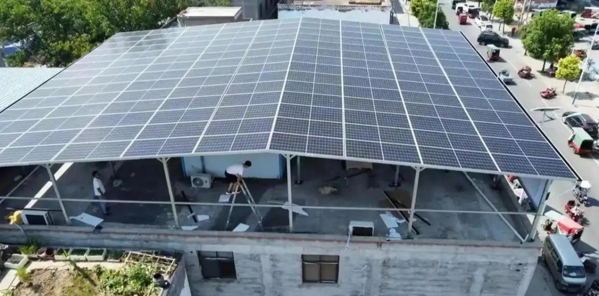 我大爷家没忍住跟风，全村都装了光伏发电板，一块650元，我大爷家安了80块，一下