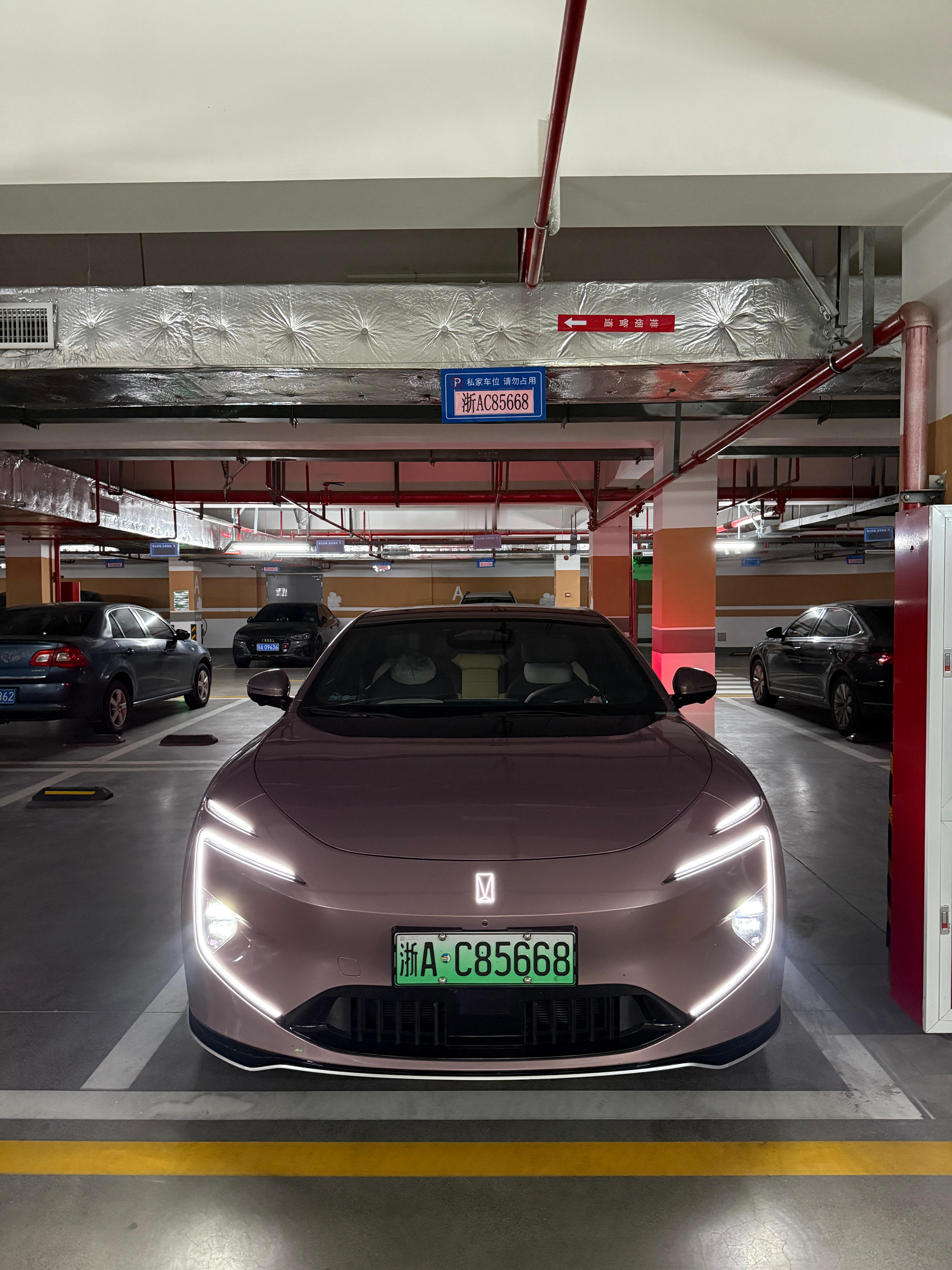 在南京小区租了个车位～ 第二天牌已经挂上去了