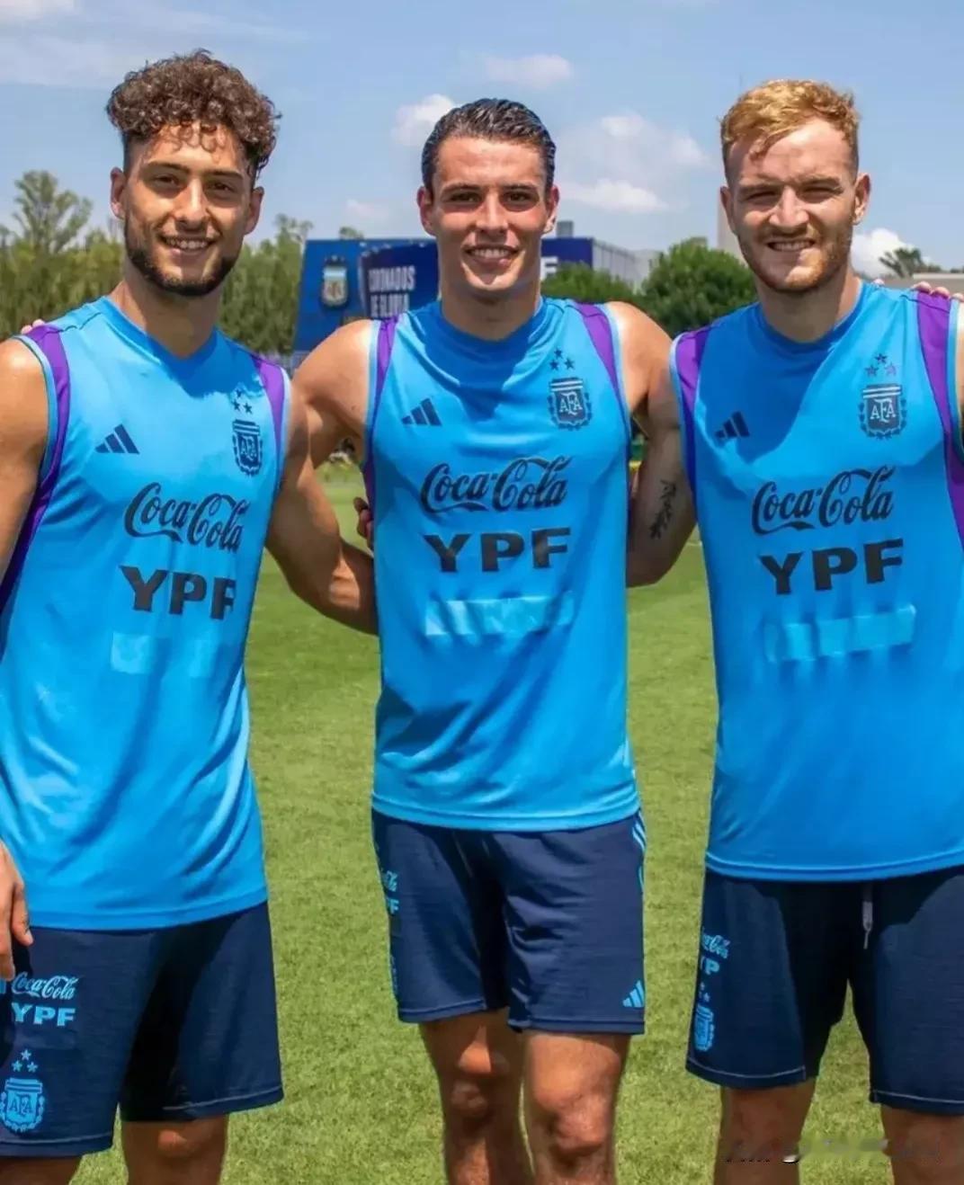 阿根廷国奥队的三位年轻人，中间的小雷东多去了美职联，最右边的贡杜去了俄超，左边的