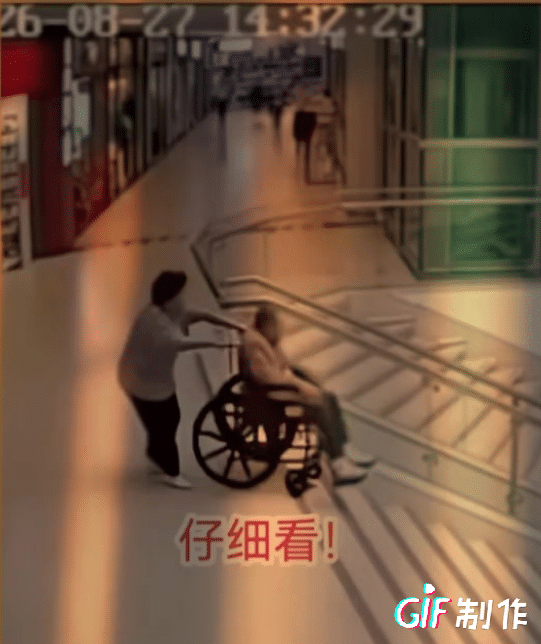 理解这个老奶奶的做法，她也是一个老人，在需要被照顾的年纪还要没日没夜的照顾另一个
