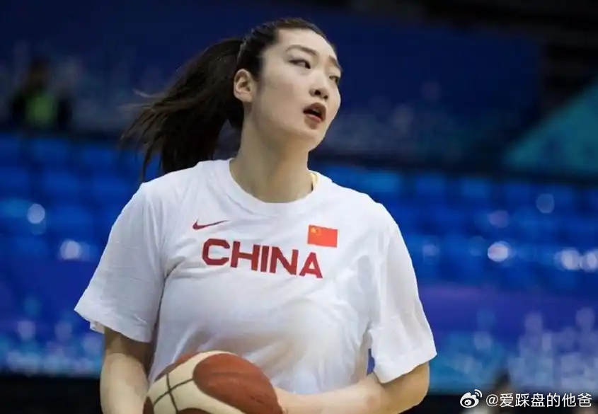 中国队的后卫太弱了，一方面突破不行，另一方面三分也不行，这时候我想李梦了。 