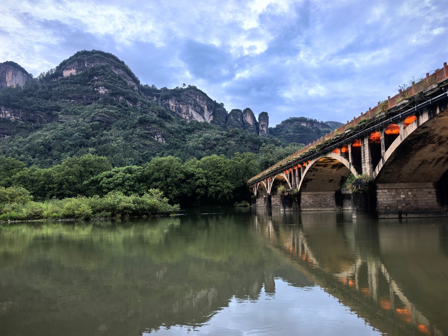 武夷山是不错的，景好，也松弛。 武夷山