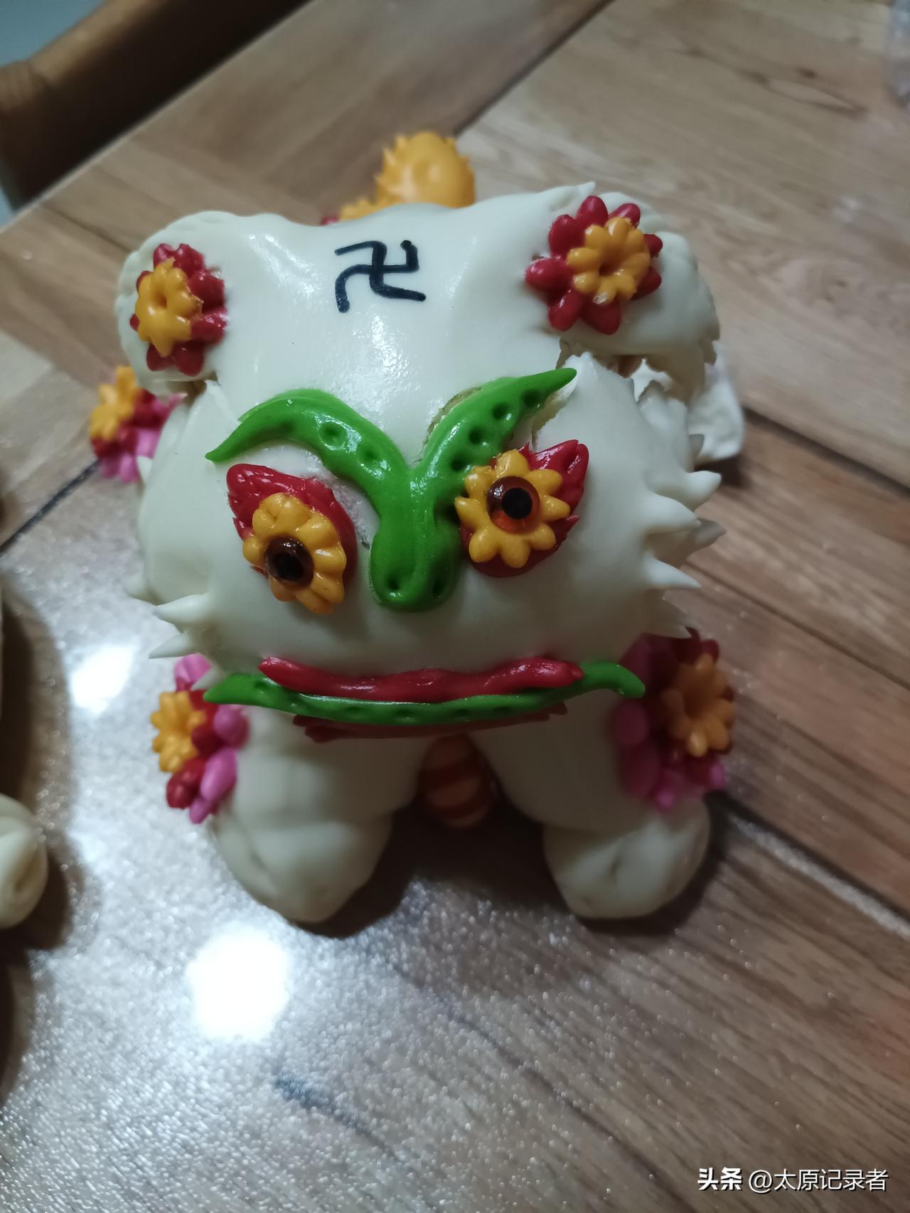 见者都有份，都沾沾喜气，从婚礼现场拿回来的喜馍，大山西的民俗文化，手工确实厉害。