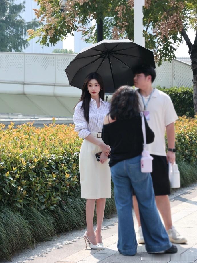 易梦玲美人余职场裙装路透易梦玲美人余职场裙路透 《美人余》路透释出易梦玲职场穿搭