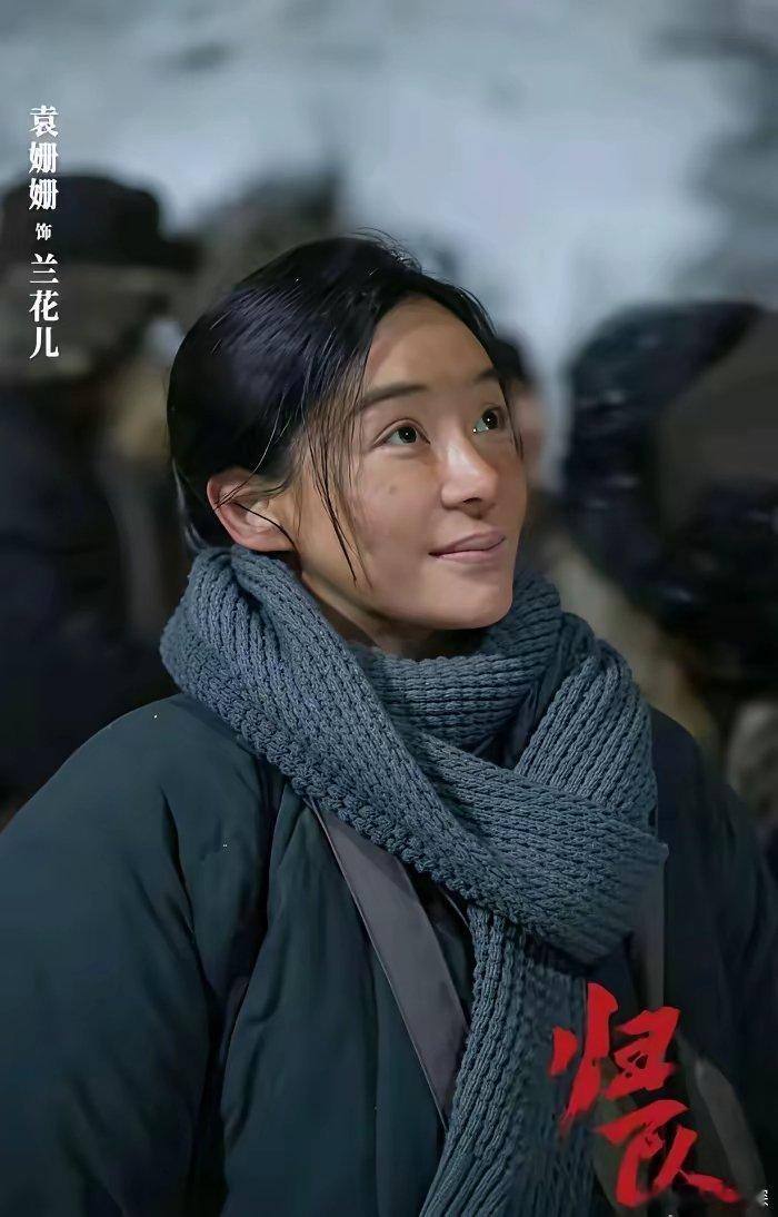 《归队》被批剧情不合理​剧中，袁姗姗饰演的花儿掉队后，母亲冒着生命危险与她相见。