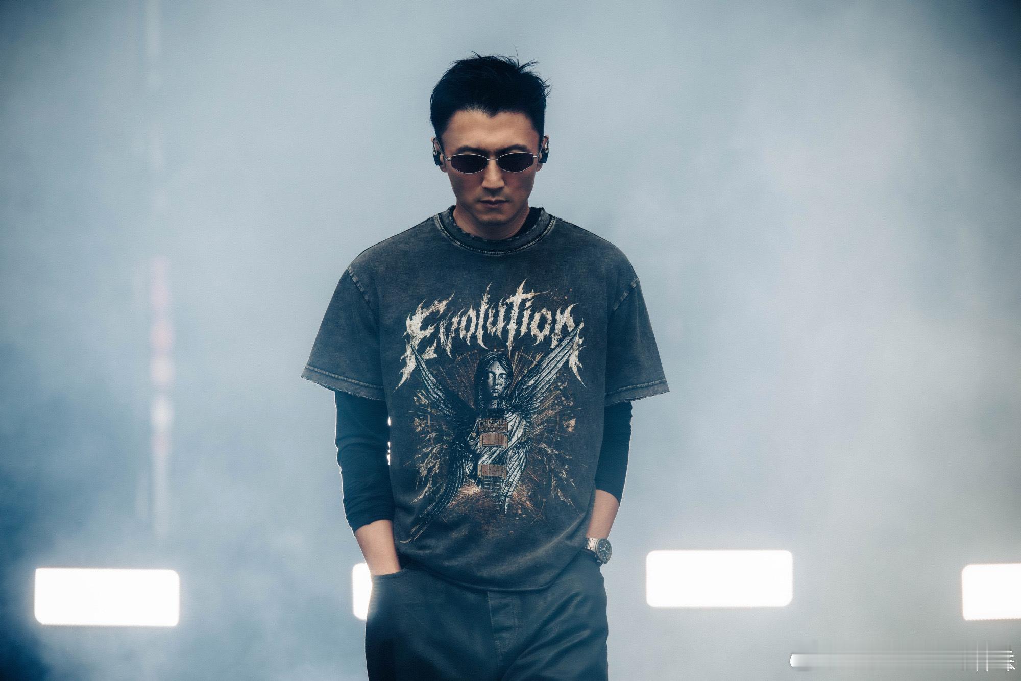谢霆锋太原演唱会生日场开唱谢霆锋首度登陆太原开唱，本场也是进化巡演独一份的生日限