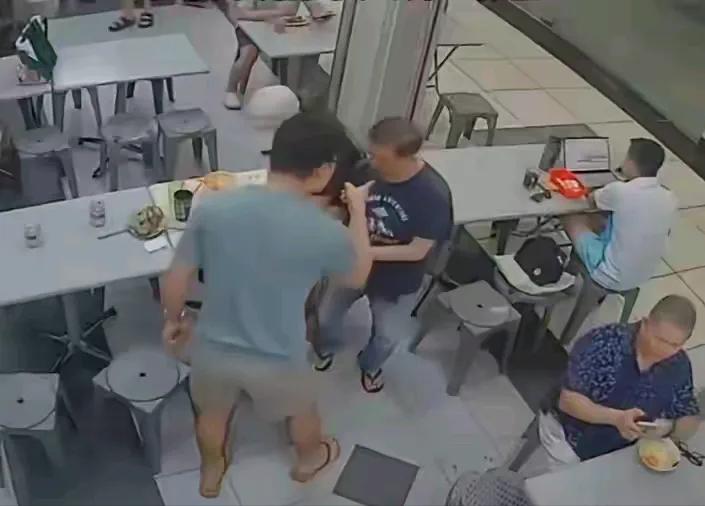 73岁老人摸女孩头后倒地，警方介入：一句话能解决的事，为何最后闹大了？

8月1