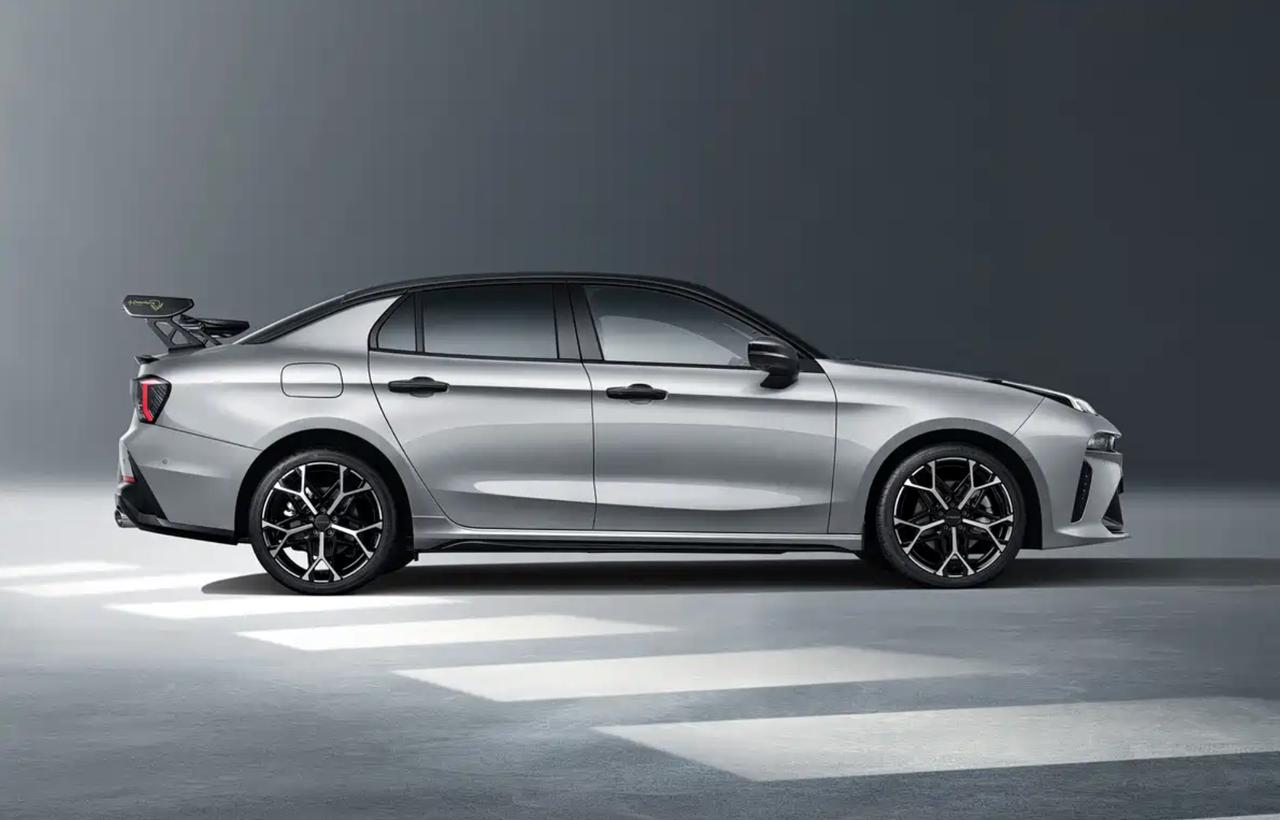 外观足够拉风！领克03大尾翼版官图发布
日前，领克发布了第三代领克03“大尾翼版