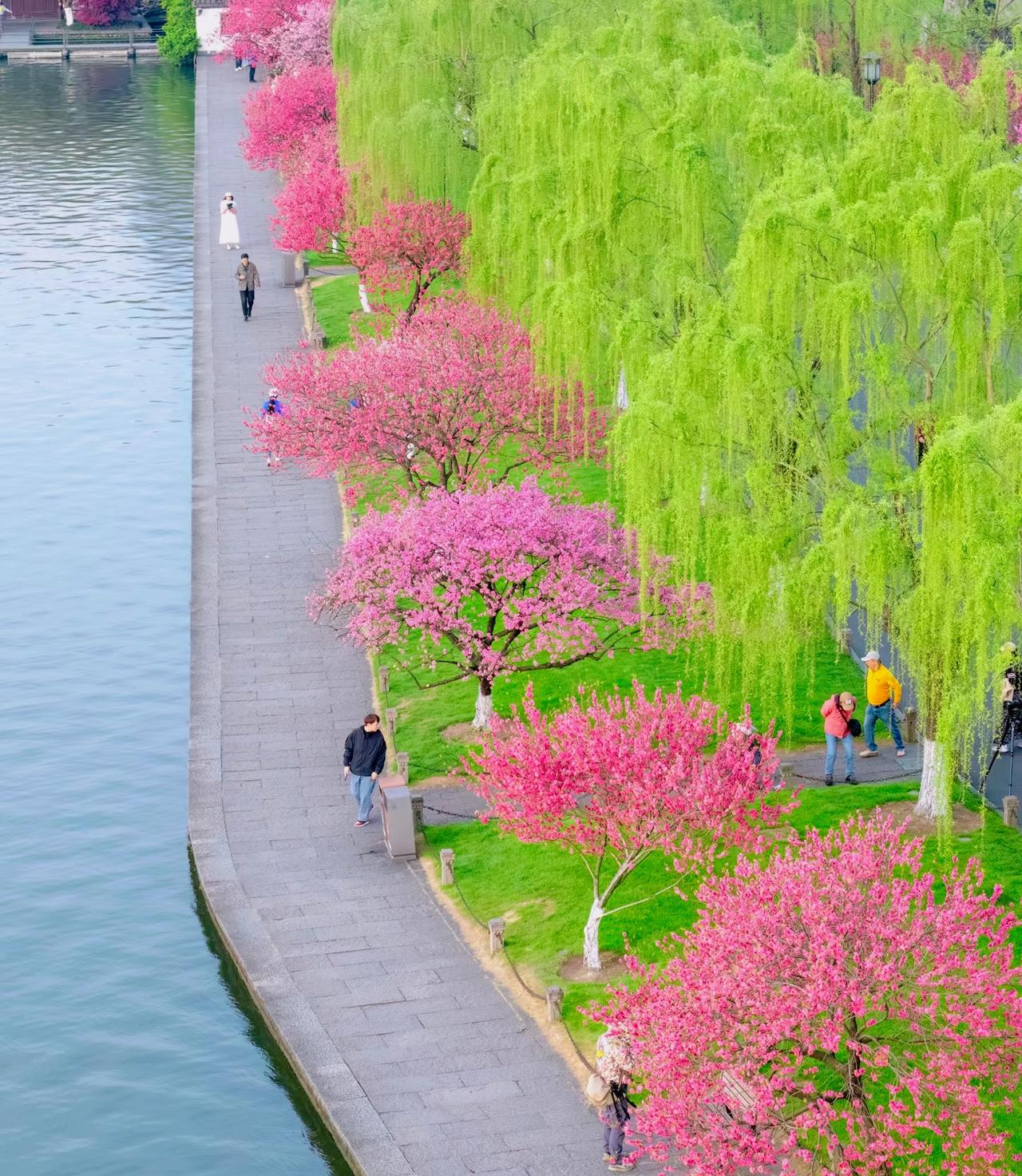 男人到中年才发现
​别在家里中刷存在感，老婆的事，别管，​孩子的事，别多管​自己