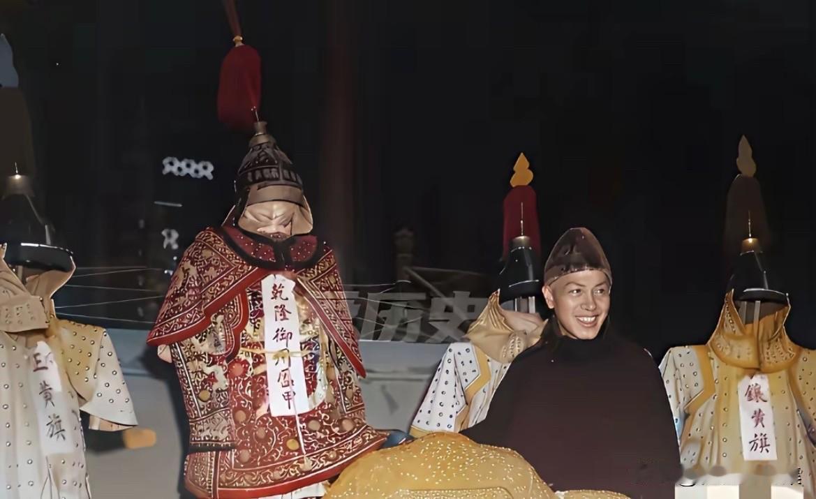 1945年12月，蒋介石在故宫武英殿，站在乾隆皇帝的御用盔甲前，脸上露出虚假的笑