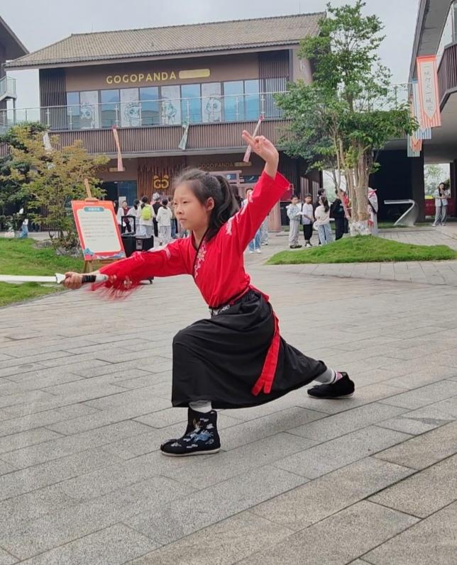 五一假期开启，沙湾“开戏”，市民游客全整嗨了！武术小敏妹“空降”，气氛瞬间爆棚。