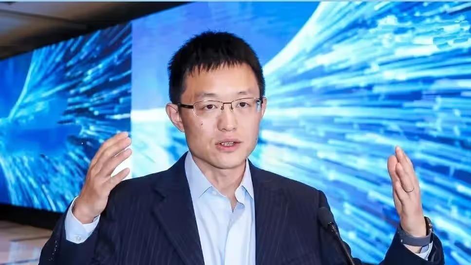 最近 AI 圈刷屏的三个人，越品越有味道。 
智谱唐杰、DeepSeek 梁文锋