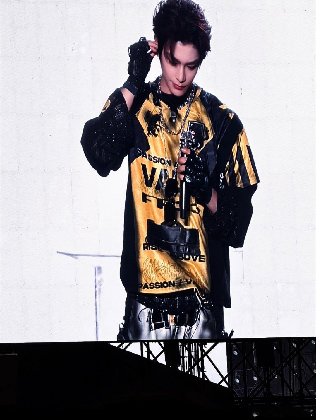 dyx “你的眼眸如深邃的海洋，藏着无尽的温柔与秘密，我愿用一生去探索那浪漫的彼