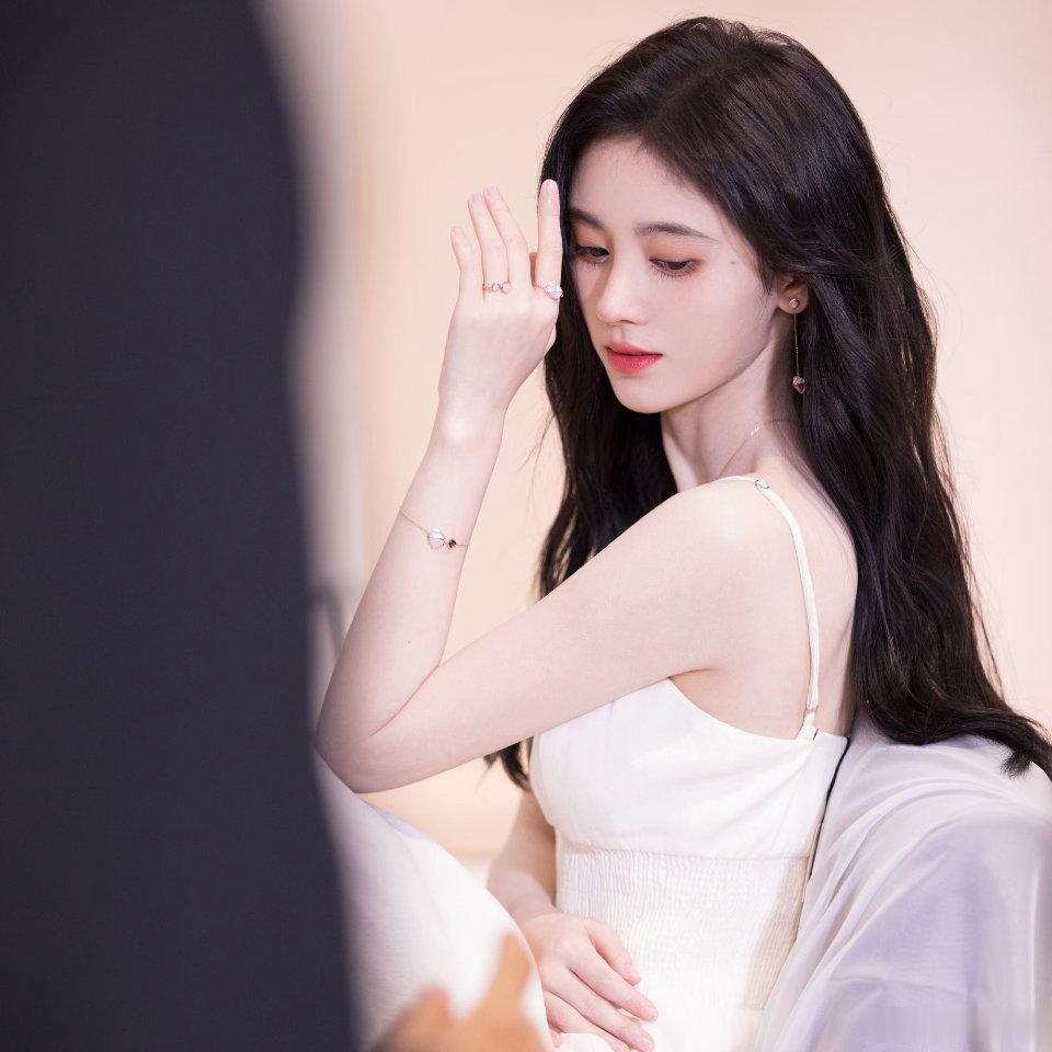 鞠婧祎  jjy鞠婧祎花戎jjy鞠婧祎魏枝“醒来万物皆是沉寂,唯有你是世间的一抹