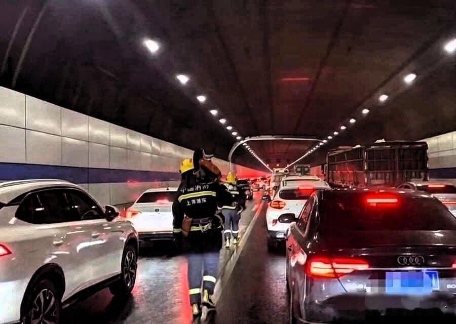 G40隧道里的连环撞车迷雾，漏油货车成罪魁，16辆车连环遭殃真因何在？

昨天中
