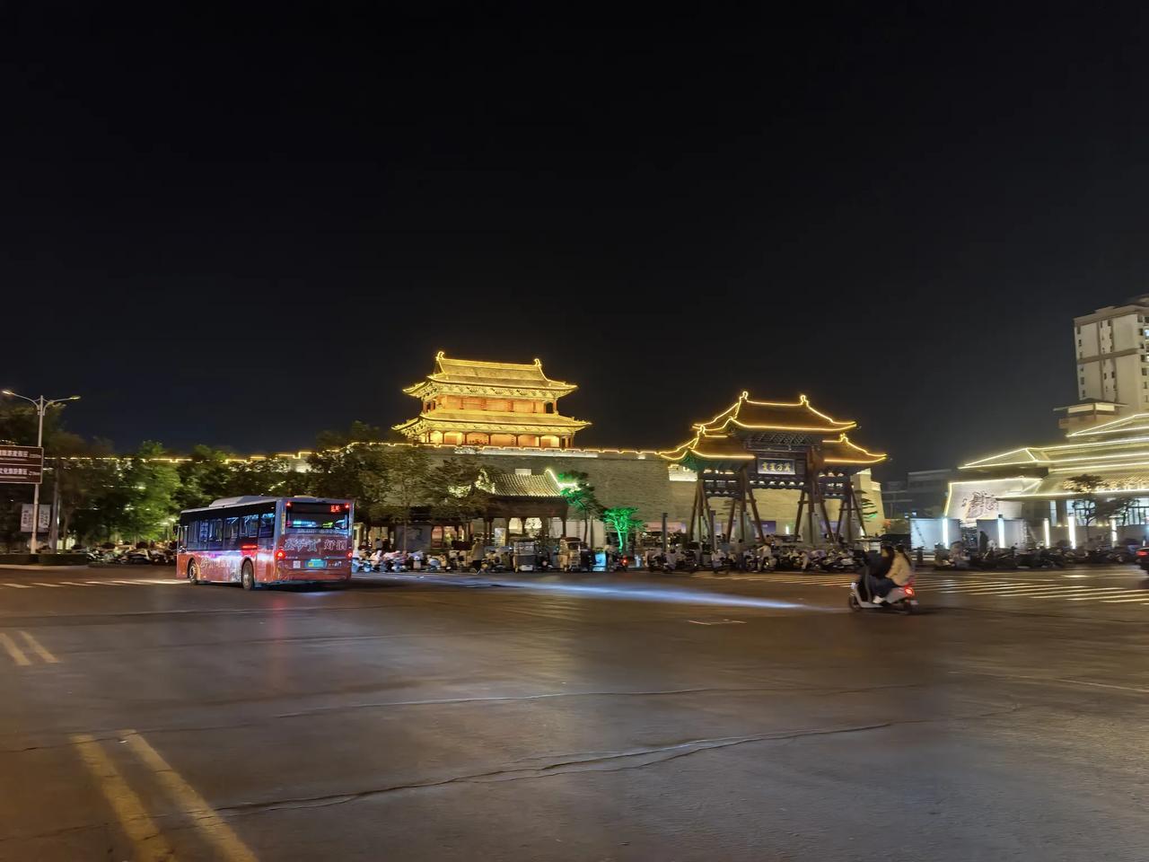 运城之夜:
徐徐南风拂面，送来黄河泥土温润的芬芳，又裹挟着盐湖晶盐清浅的咸香。