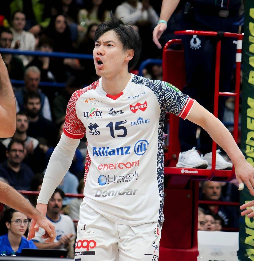 意超米兰也陷入财政危机。波兰媒体曝出日本主攻大塚达宣原本想在米兰继续待一年，但是