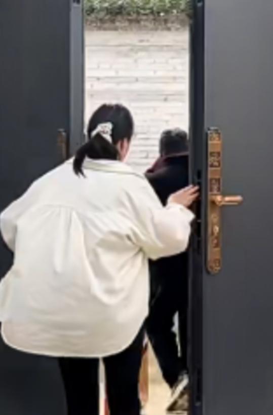 泪酸，父亲房屋改迁，赔了180万，女儿想给父亲借点，遭到父亲拒绝后，女儿怀恨在心