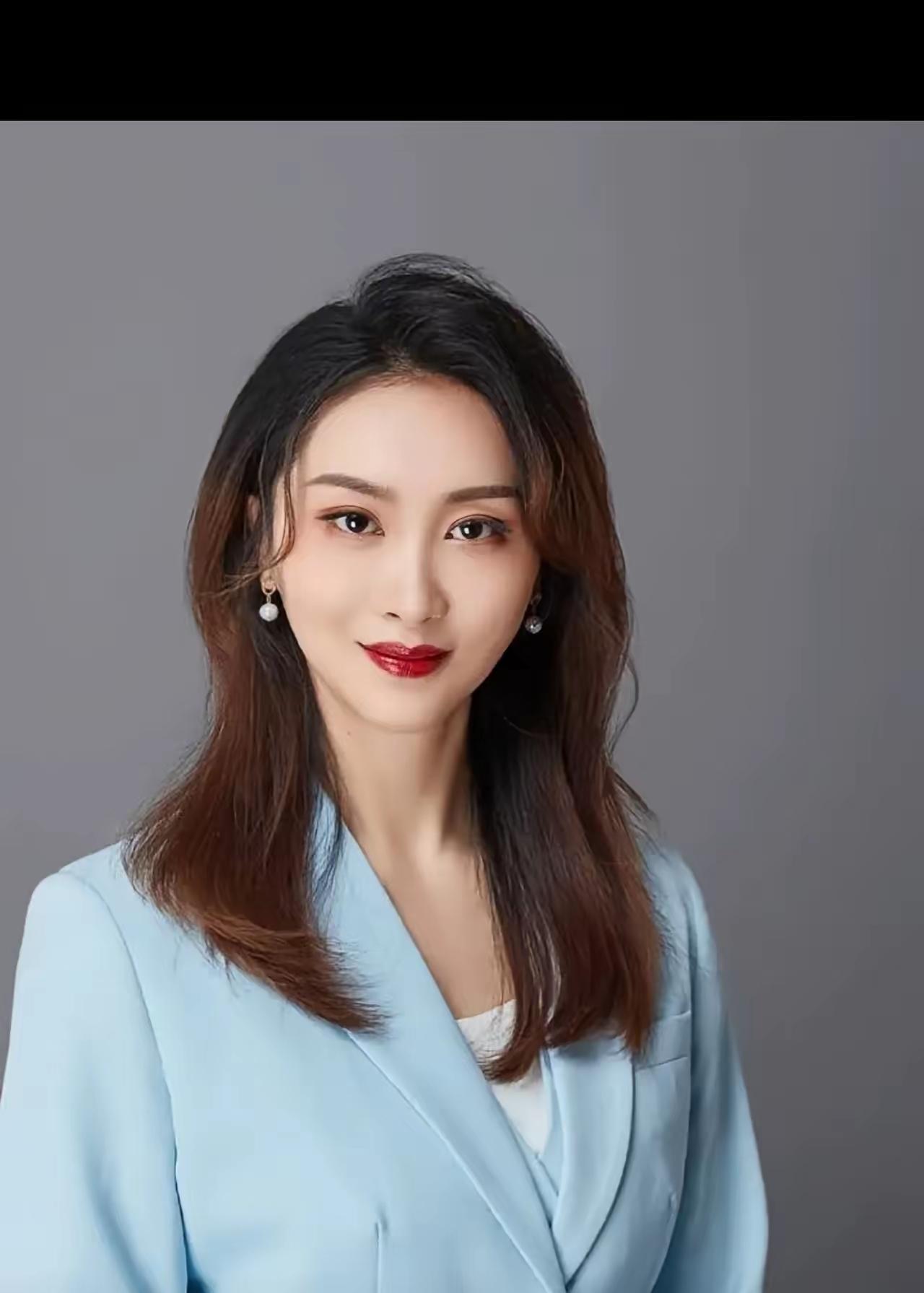 我支持男人低人一等。
莫名其妙的，北理工的这位老师就上了热搜。
三句话辣评。
