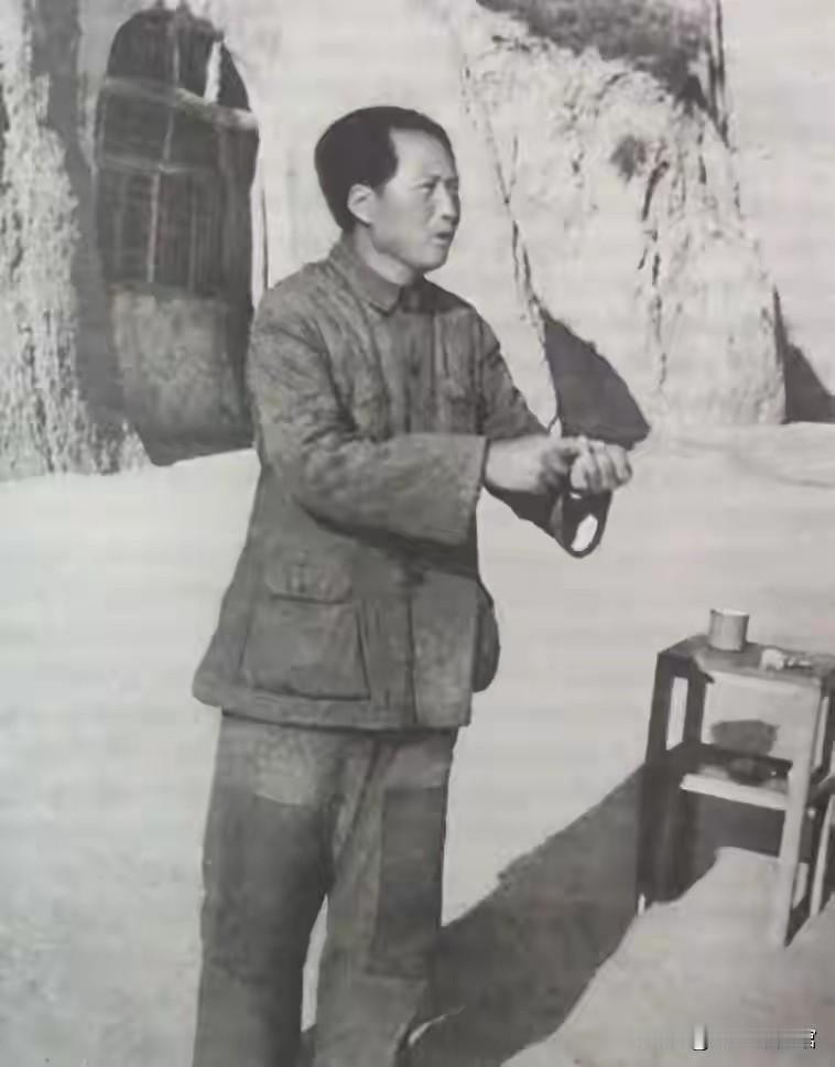 烽火岁月里的初心与担当
 
在延安窑洞前，毛泽东同志身着打满补丁的布衣，以思想为