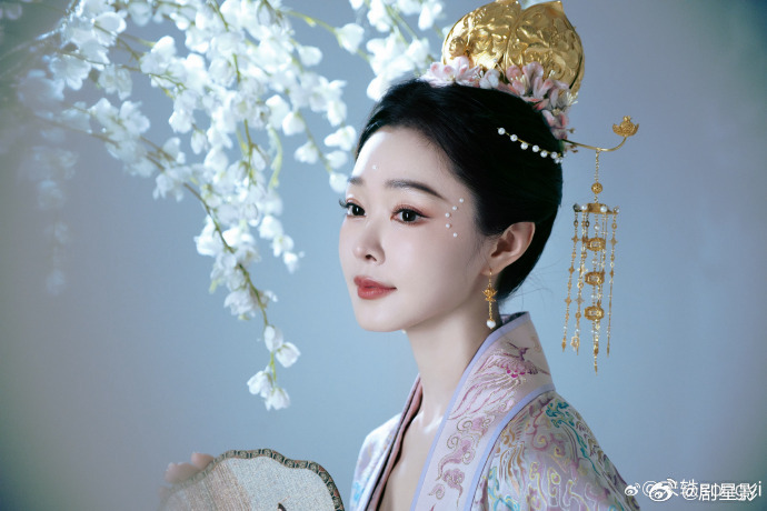 宋轶头顶一朵金莲花  宋轶头顶一朵金莲花搭配了粉衣的造型，真的是非常的有着传统东