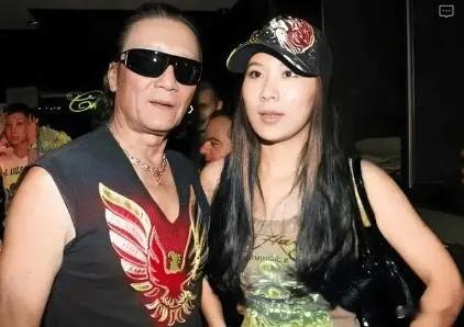 当年，这女的差点就成了谢霆锋的“后妈”！
论风流倜傥，谢霆锋差他爸爸谢贤十条街都