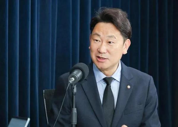 6月8日，韩国国民力党议员朴洙莹、共同民主党议员金载原、革新党议员郭相彦跨党议员
