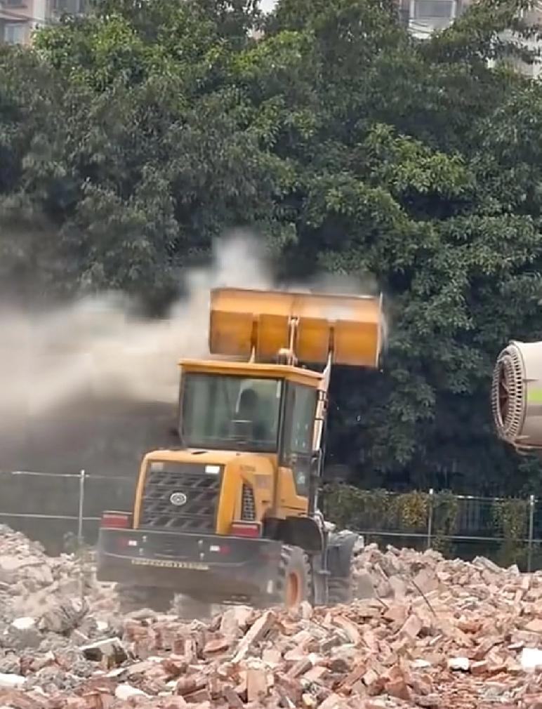 原来广州海珠区的灰尘是这么来的
这是一位海珠区的朋友在海珠区一个城中村附近拍摄的