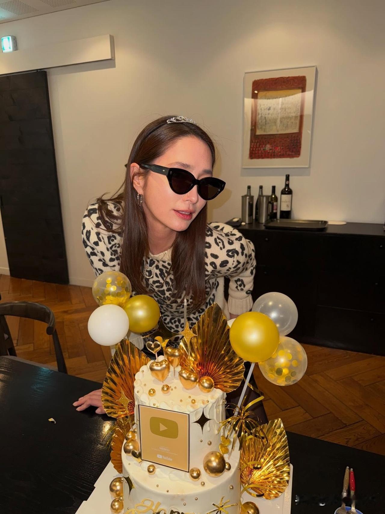 15日，演员李秉宪的妻子李敏贞在自己的Instagram上上传了多张照片，并写道