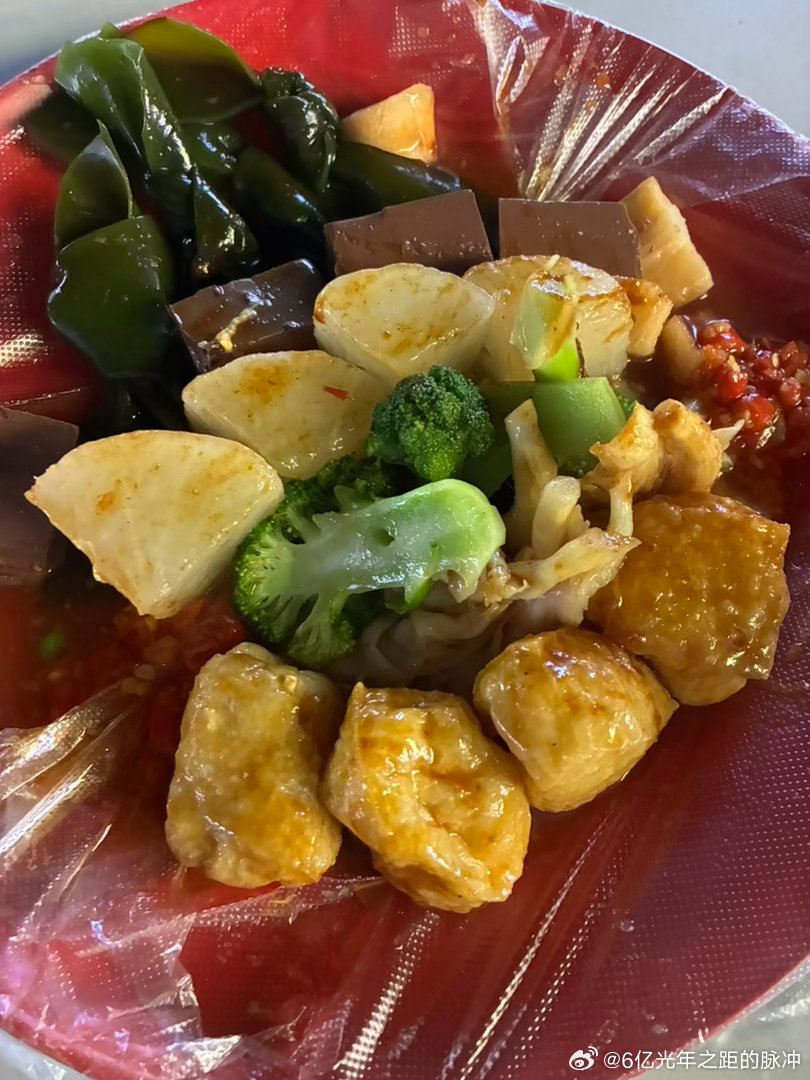 这天怎么这么热我想回陕西吃个猪脚饭，走了两条路，就热的不行了就这，我还是喜欢晒太