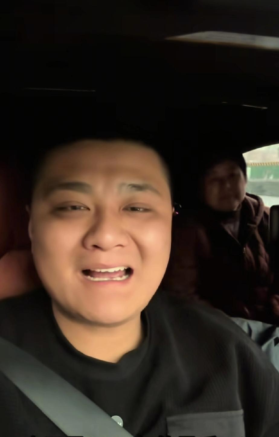 失散27年的双胞胎弟弟的账号被封禁了，昨天账号昵称就更改了好几次，拥有几万粉丝的