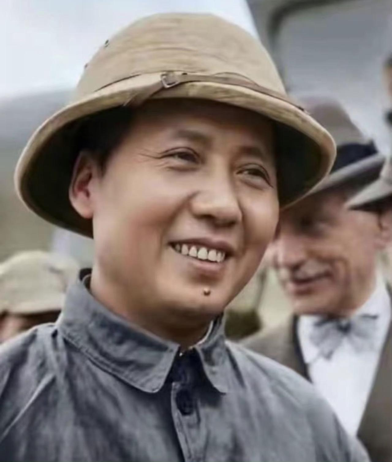 想来就心疼，就想哭，伟人去重庆谈判的前夕，翻箱倒柜连一个像样的衣服都找不出来，帽