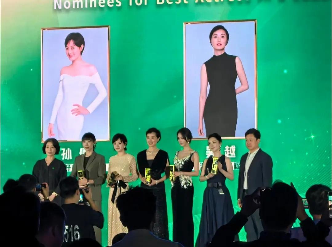 杨幂穿了多高的高跟鞋，能跟杨紫差小半个头 