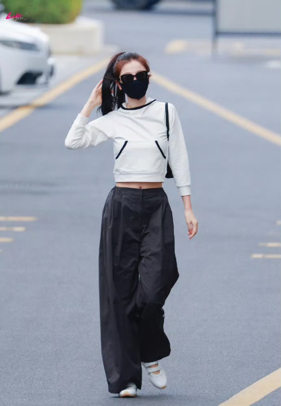 虞书欣和女大有什么区别清爽的高马尾路透流出，满满的元气扑面而来，甜妹长相搭配舒展