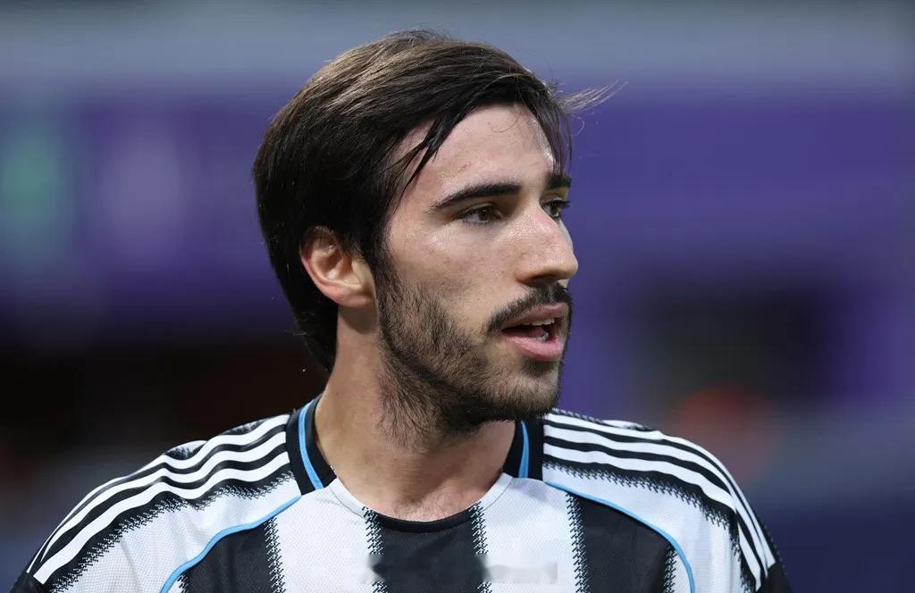 托纳利的经纪人里索在接受都灵体育报采访时表示，他的客户将在夏天决定未来。里索说：