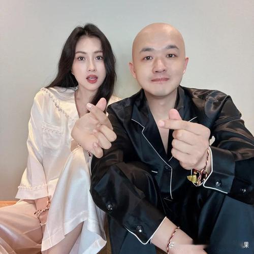 8月底，包贝尔深陷疑似出轨舆论风波，其执导的网剧《囧徒之预演告别》开播前夕，片方